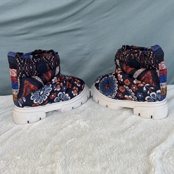 EUC FARM RIO Lug Sole Puffer Booties Pineapple Flower Women Quilted 6.5 Orange - Picture 3 of 8